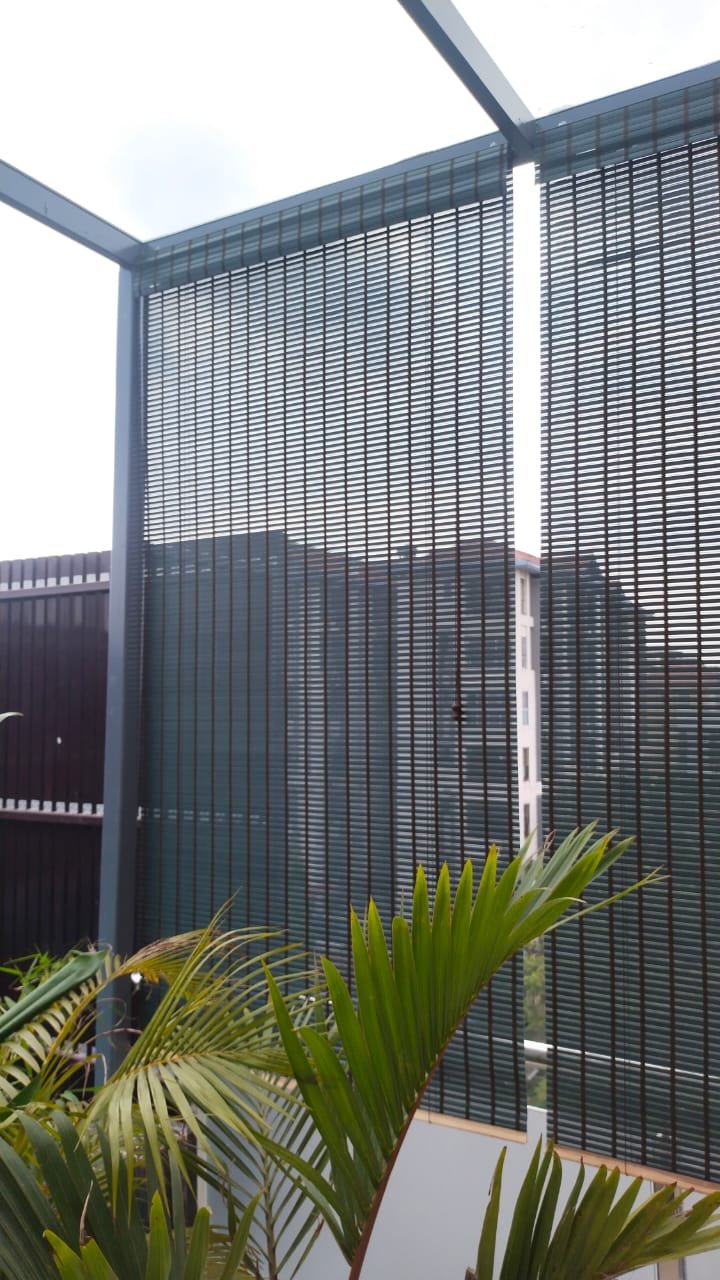 Outdoor privacy blinds
